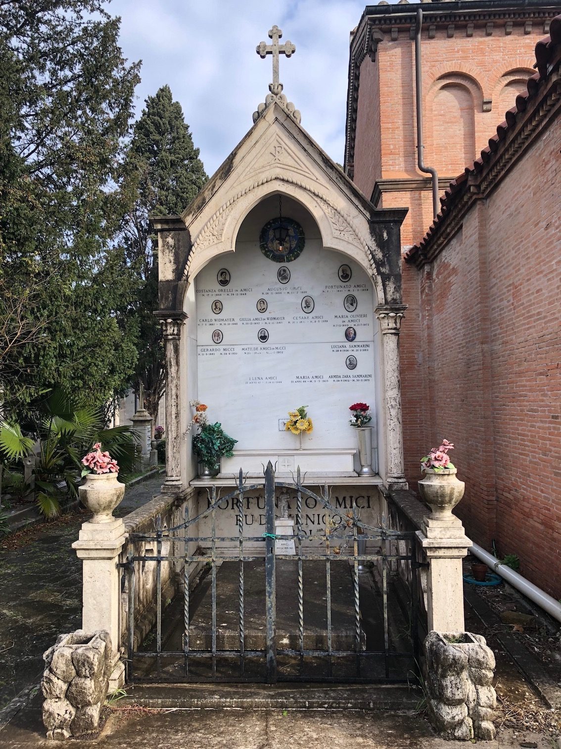 Andrea%20Amici%27s%20family%20tomb%2C%20Rome%20%284%29.jpg